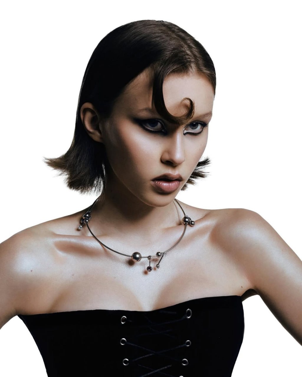 Анна Пересильд в корсете и с шипами