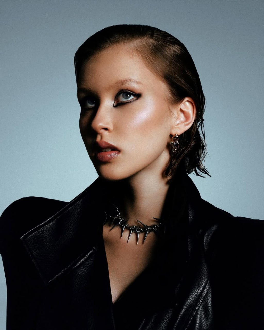 Анна Пересильд в корсете и с шипами