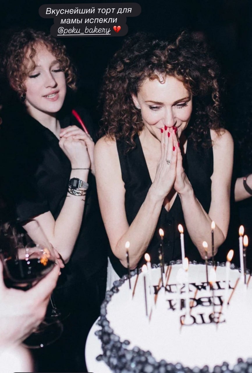 52-летняя Ксения Раппопорт в честь своего дня рождения опубликовала фотосессию в купальнике