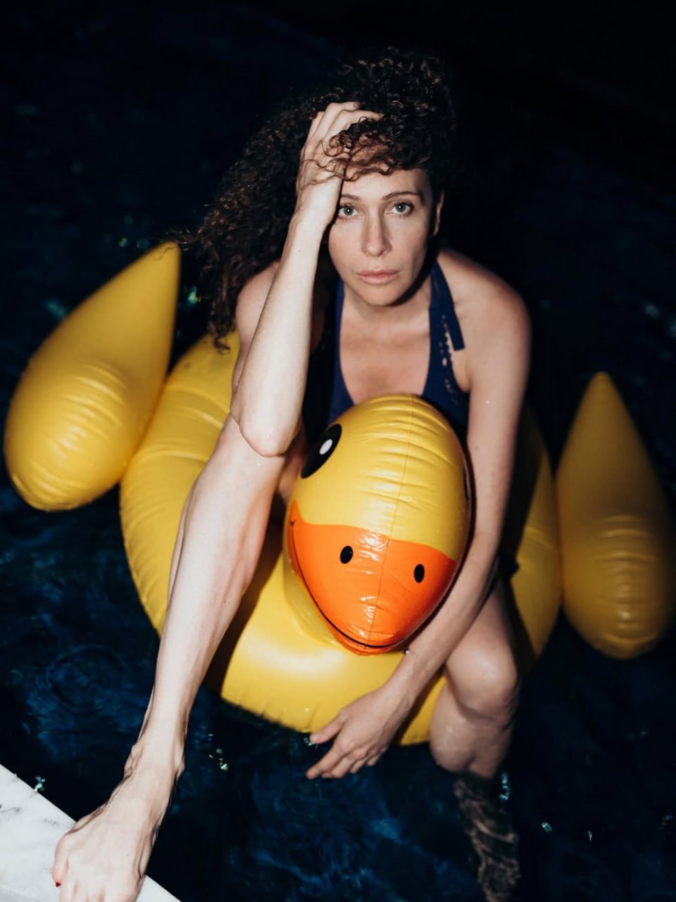 52-летняя Ксения Раппопорт в честь своего дня рождения опубликовала фотосессию в купальнике