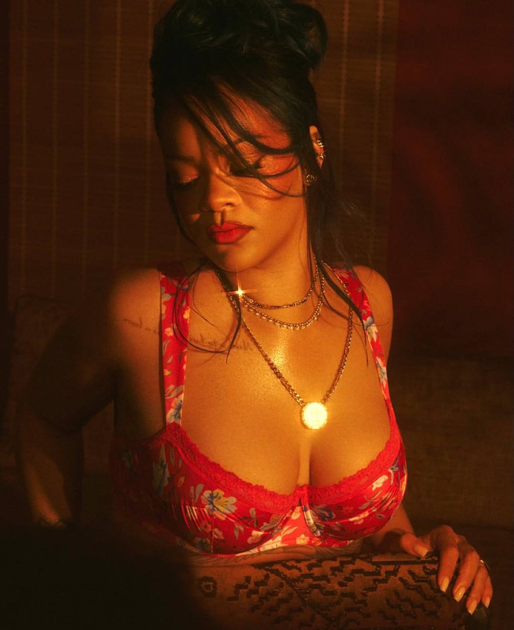 38-летняя Рианна снялась в откровенной фотосессии в нижнем белье