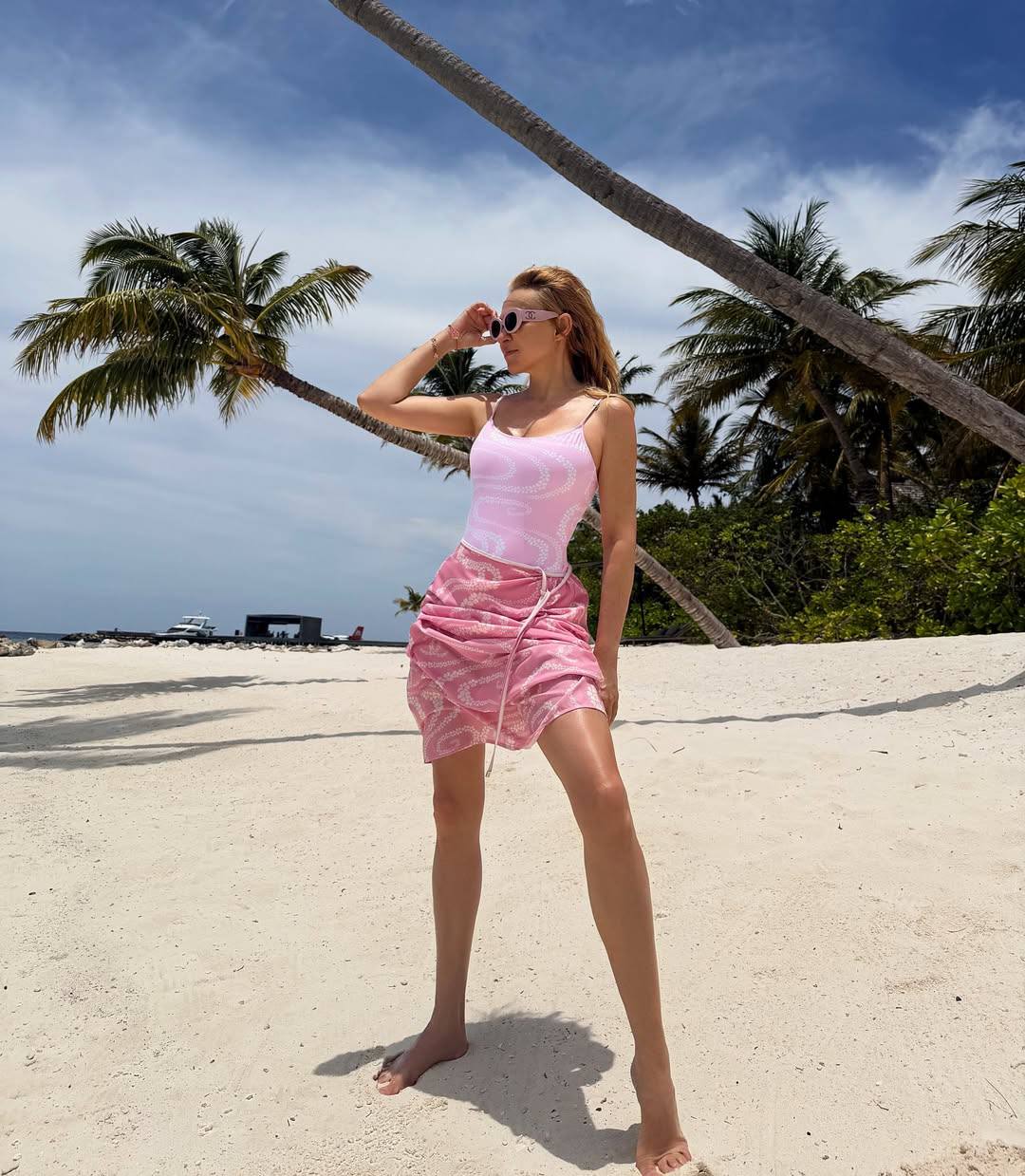 Яну Рудковскую высмеяли за ретушь ног на пляжных фото