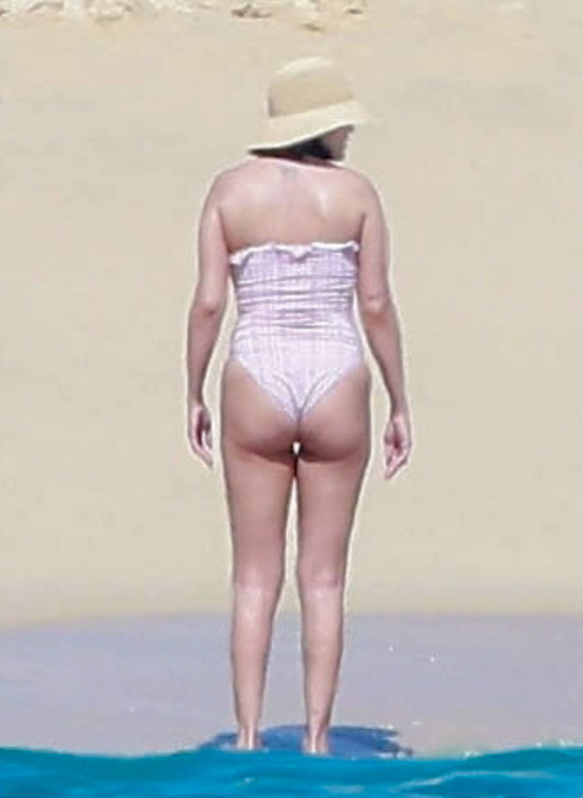 Селена Гомес показала фигуру на пляже