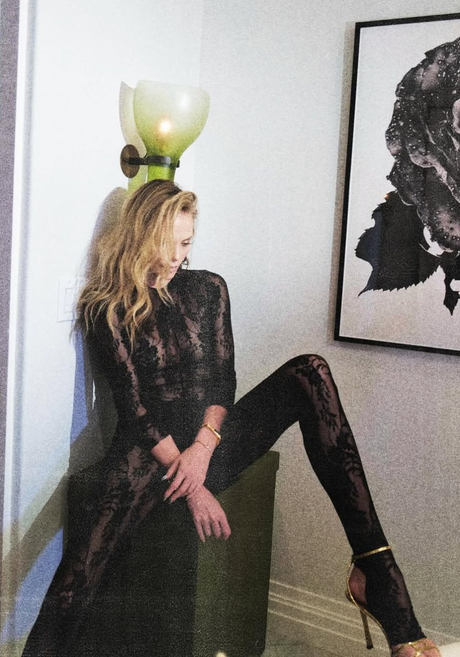 50-летняя Шарлиз Терон снялась в полупрозрачном комбинезоне