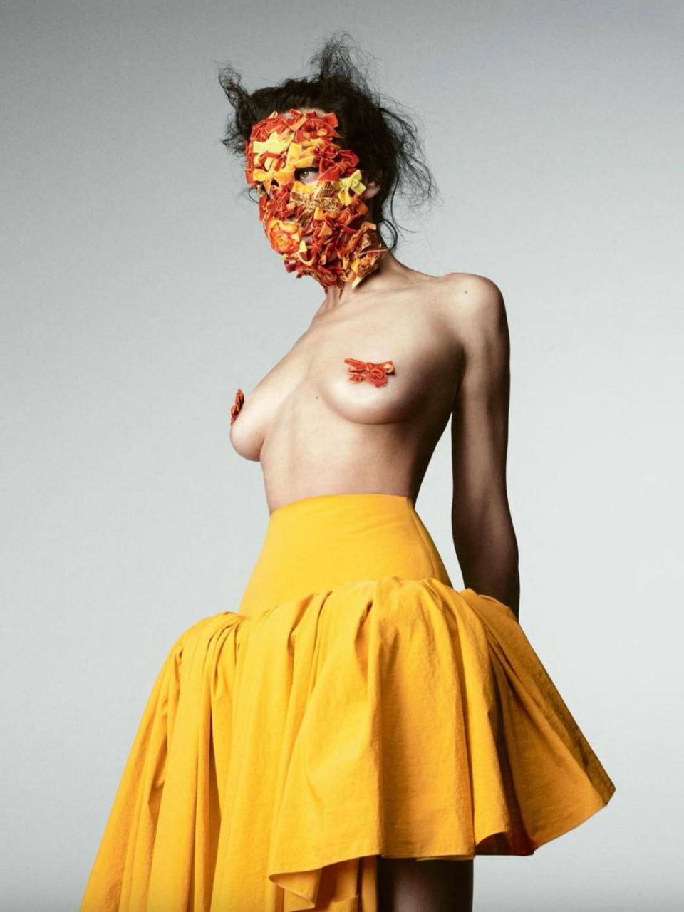 Ирина Шейк с голой грудью снялась для Harper’s Bazaar