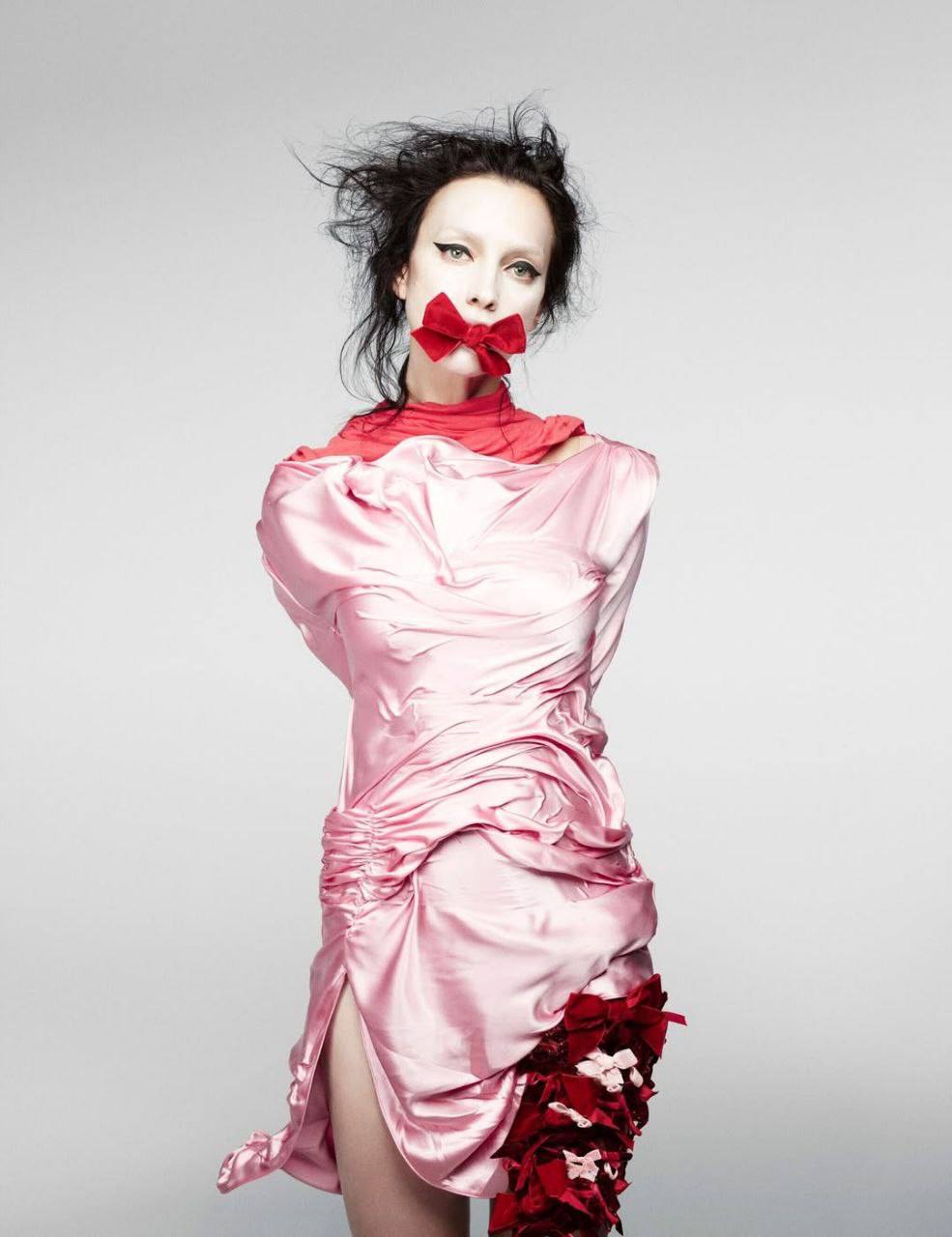 Ирина Шейк с голой грудью снялась для Harper’s Bazaar