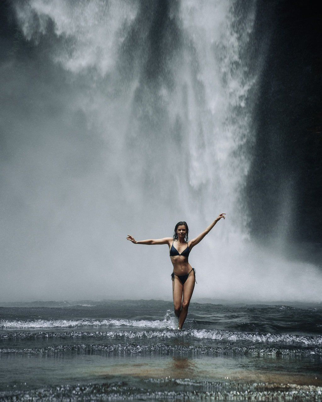 Катерина Шпица в купальнике у водопада