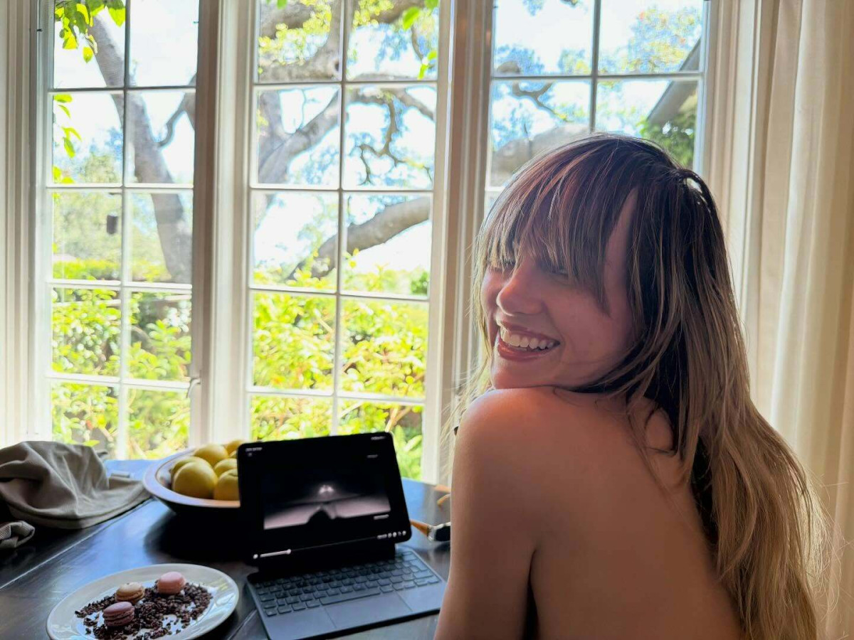 Сьюки Уотерхаус завтракает топлес