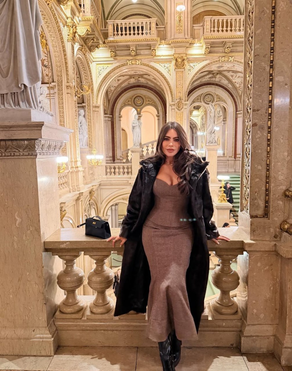 53-летняя София Вергара сверкнула роскошным декольте в Венской опере