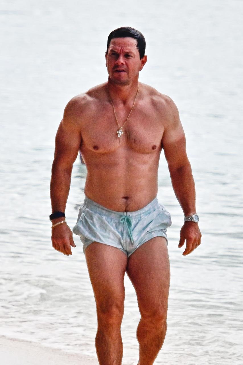 54-летний Марк Уолберг похвастался отличной физической формой